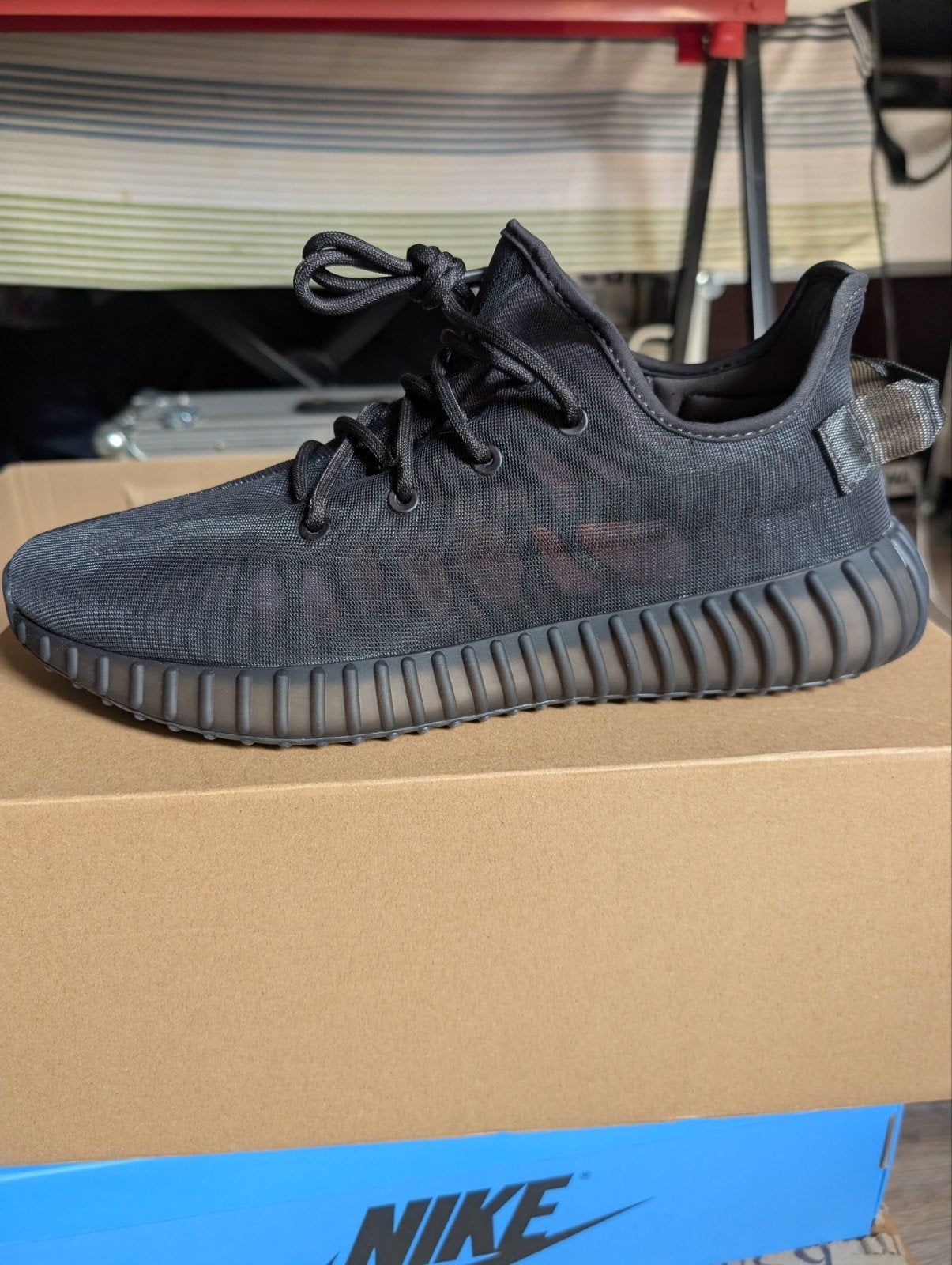 Yeezy 350 V2 Mono Cinder - Nieuw in doos Maat 46 2/3, Zwart, Nieuw, Ophalen of Verzenden, Sneakers of Gympen