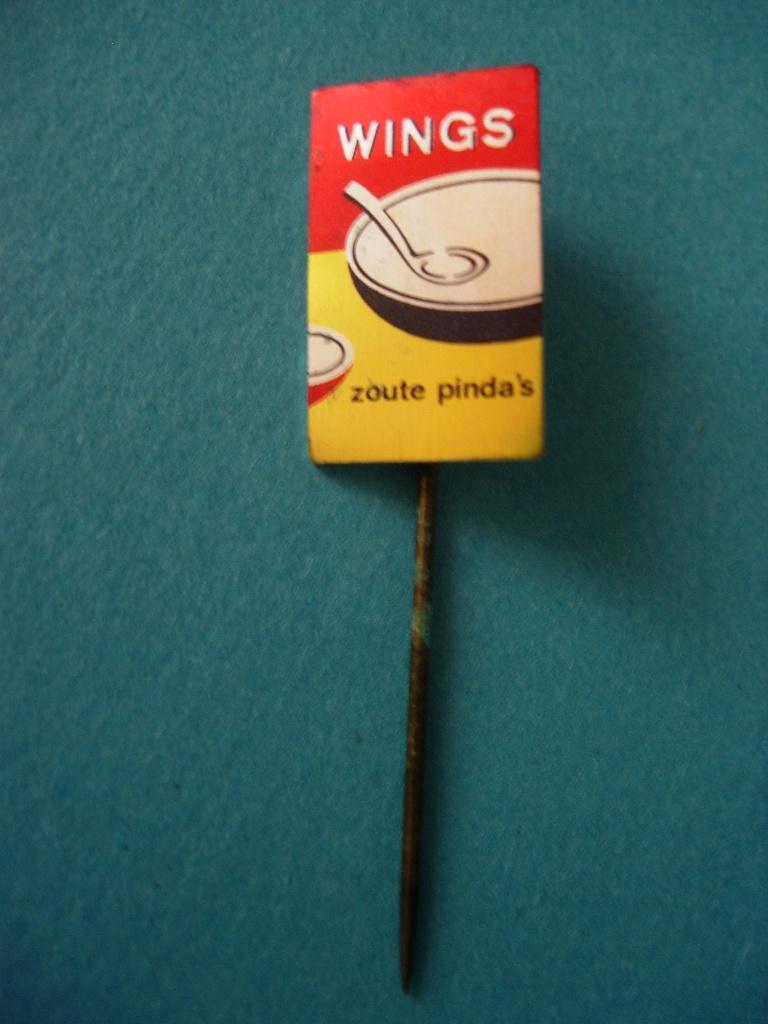 Speldje van WINGS (zoute pinda's), Verzenden, Zo goed als nieuw, Merk, Speldje of Pin