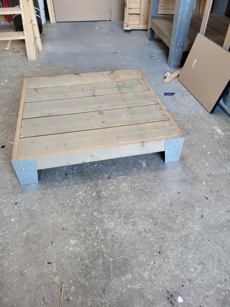 Stevige houten lounge tafel met metalen hoekstukken, Ophalen, Robuust, Industrieel, Overige maten, Hout