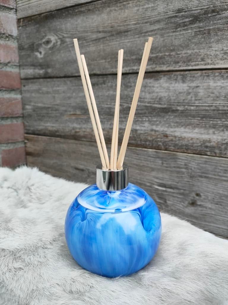 Blauwe Geurdiffuser met Stokjes - Sfeervolle Aroma, Blauw, Kunststof, Ophalen of Verzenden, Zo goed als nieuw