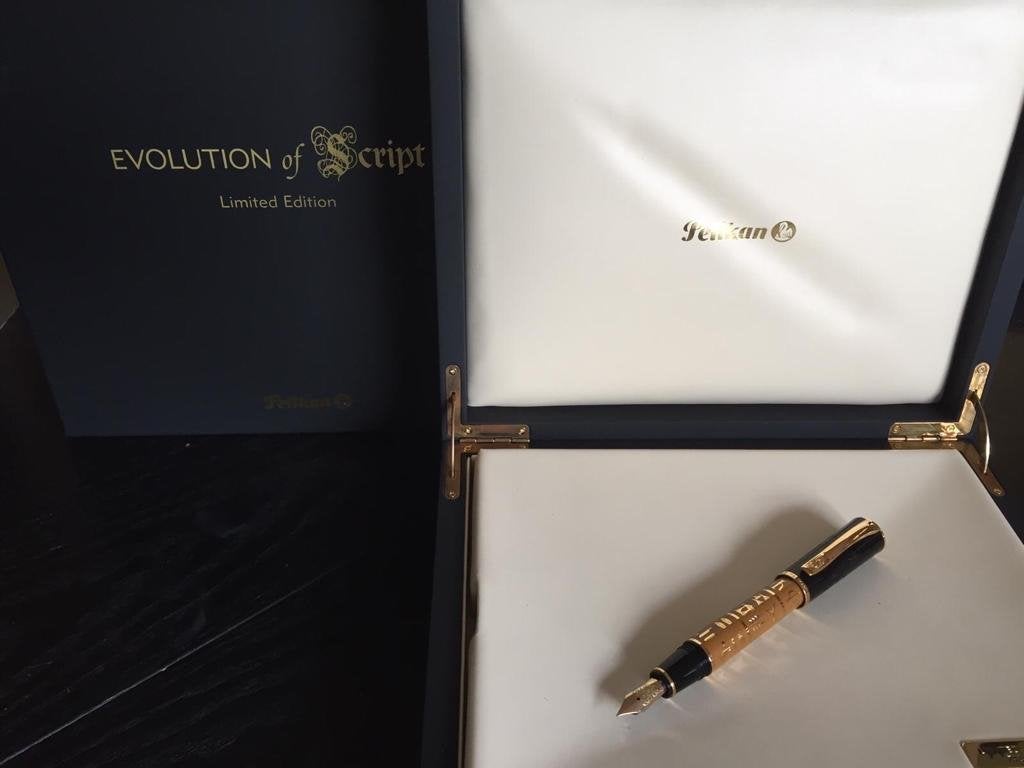 Pelikan Evolution of Script Limited Edition Vulpen, Verzamelen, Pennenverzamelingen, Overige merken, Met doosje, Ophalen of Verzenden