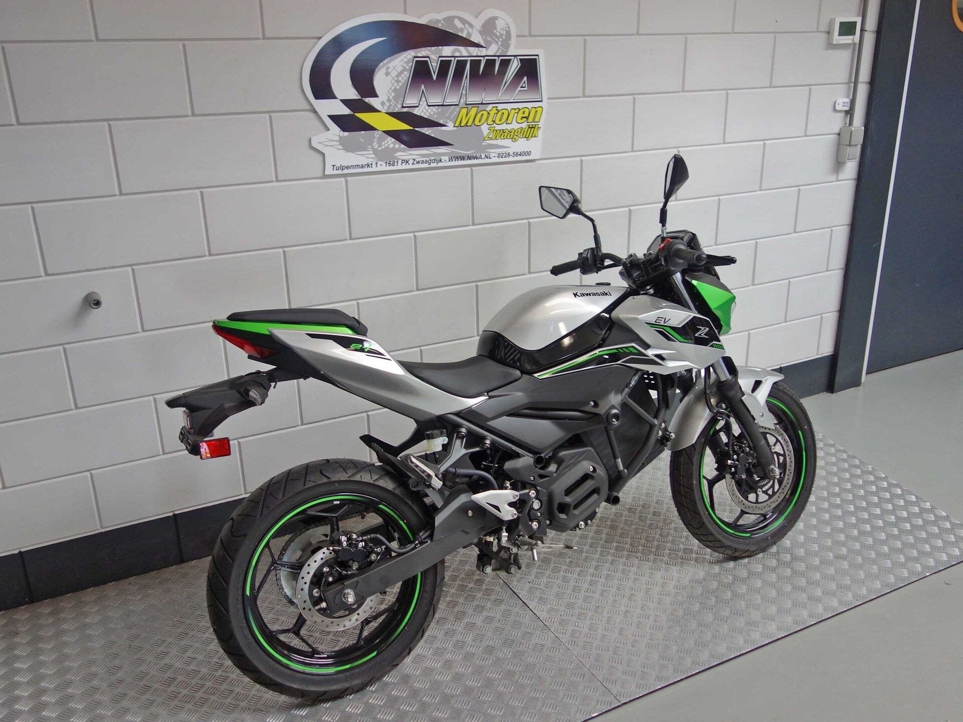Kawasaki Z e-1, Motoren, 11 kW of minder, Handgeschakeld, ABS, Naked bike