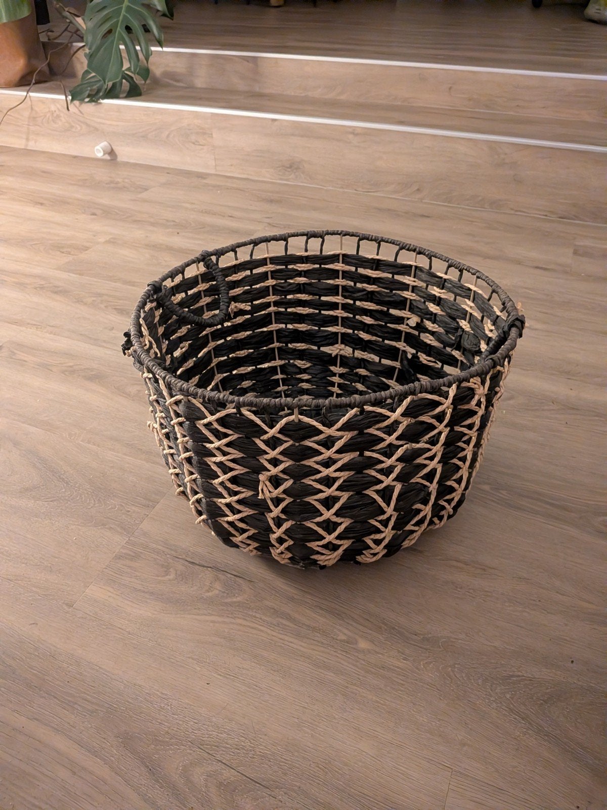 Stijlvolle gevlochten mand - Zwart/Naturel, Ophalen, Gebruikt, Gevlochten, Mand