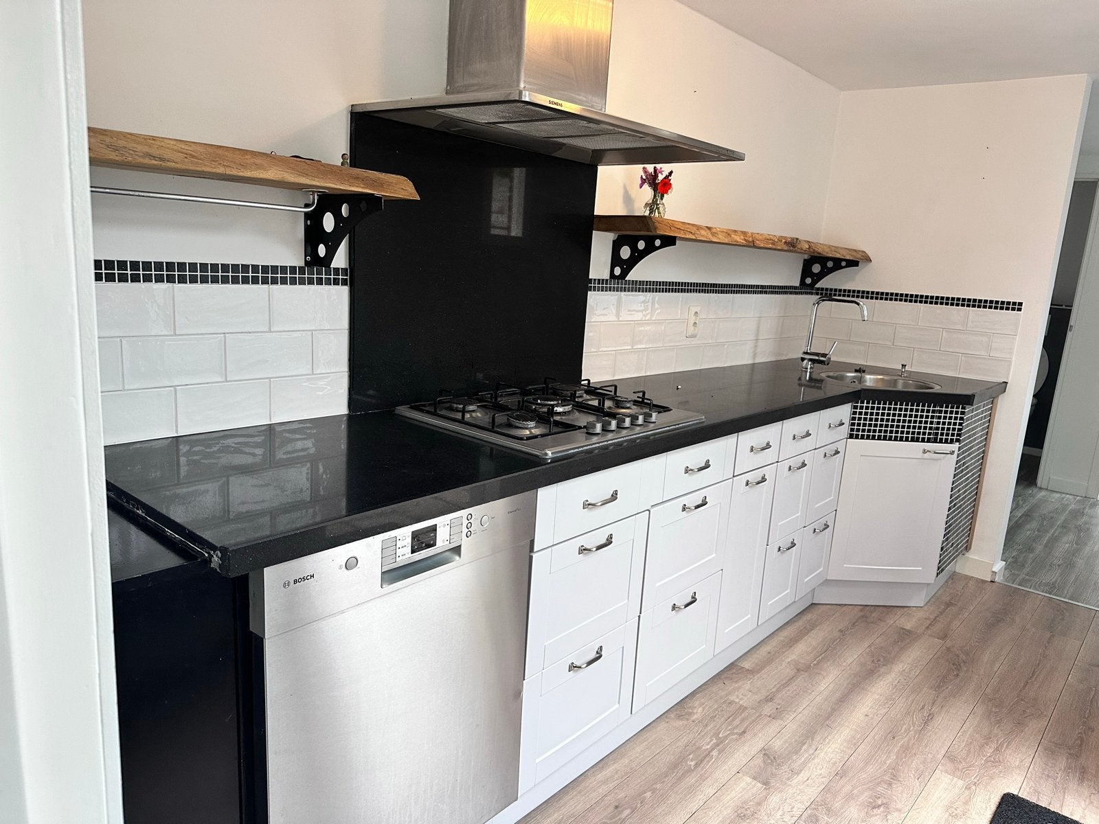 Gratis: Witte keuken met zwart blad en vaatwasser, Ophalen, Gebruikt, Wit, Hoekkeuken