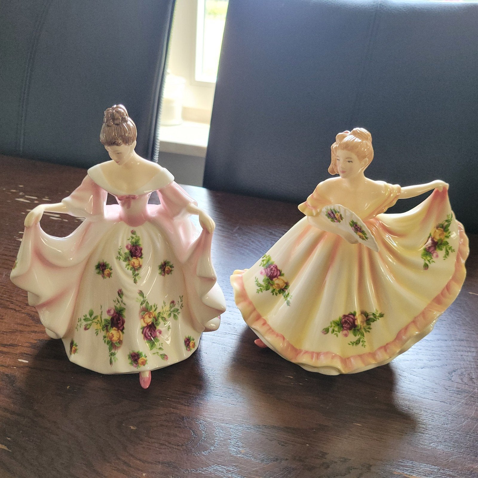 Royal doulton / albert 2 verschillende figurines, Ophalen of Verzenden, Zo goed als nieuw, Porselein, Kop en/of schotel
