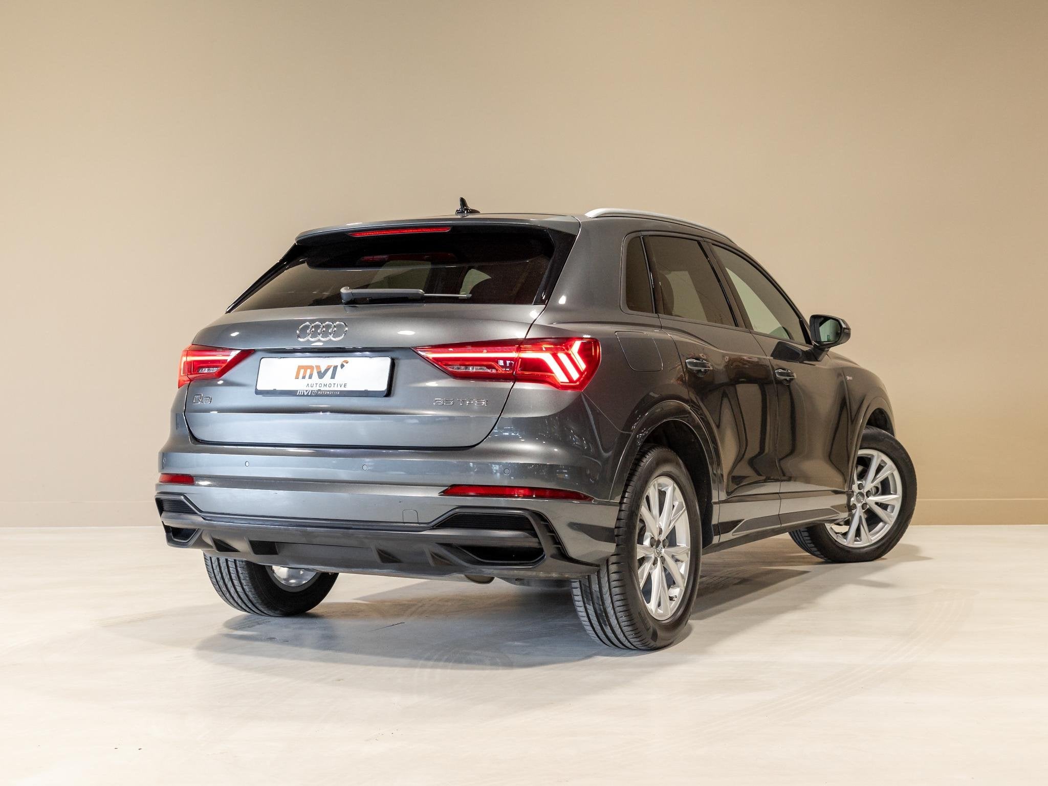 Audi Q3 35 TFSI 2x S-Line Edition / 150pk / Dodehoek herkenn, Auto's, Voorwielaandrijving, 4 cilinders, 1435 kg, Leder en Stof