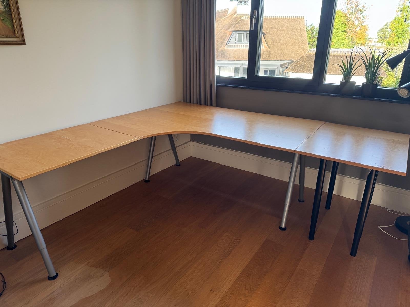 Ruim Ikea hoekbureau met verstelbare poten, Huis en Inrichting, Ophalen, Gebruikt, Hout, Hoekbureau