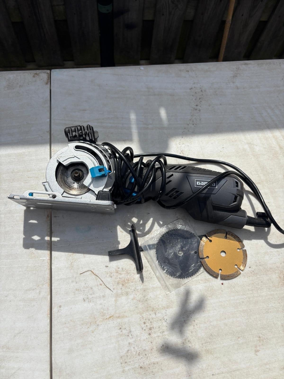 Compacte cirkelzaag met accessoires, Doe-het-zelf en Verbouw, Minder dan 30 mm, Gebruikt, Cirkelzaag, Ophalen of Verzenden