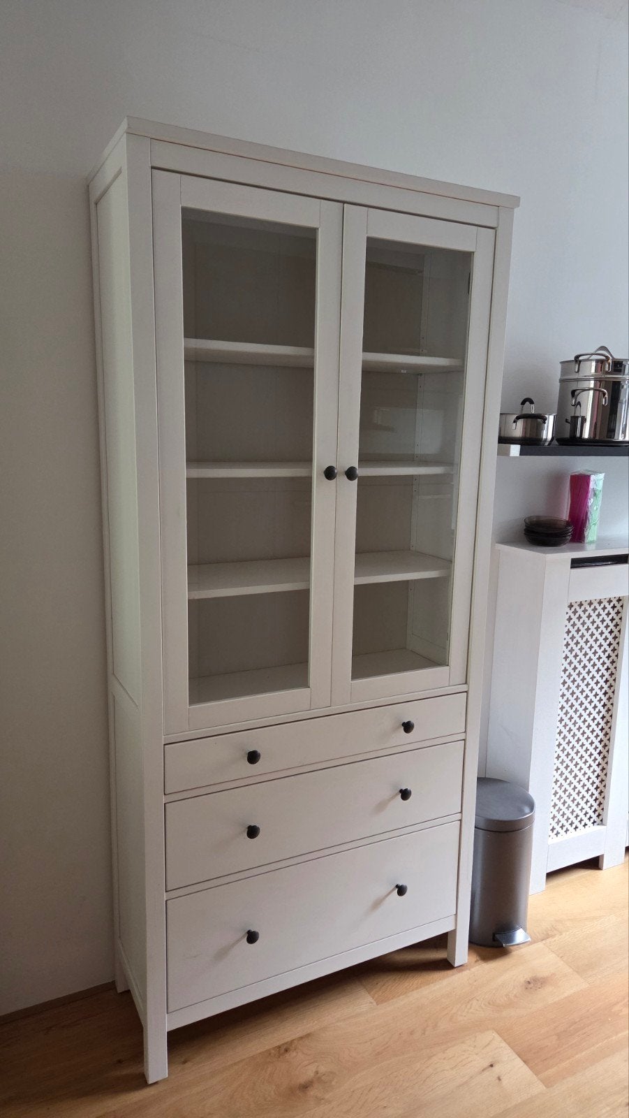 Witte IKEA vitrinekast (Hemnes) met lades en glazen deuren, Ophalen, Gebruikt, Met deur(en), Modern, Scandinavisch