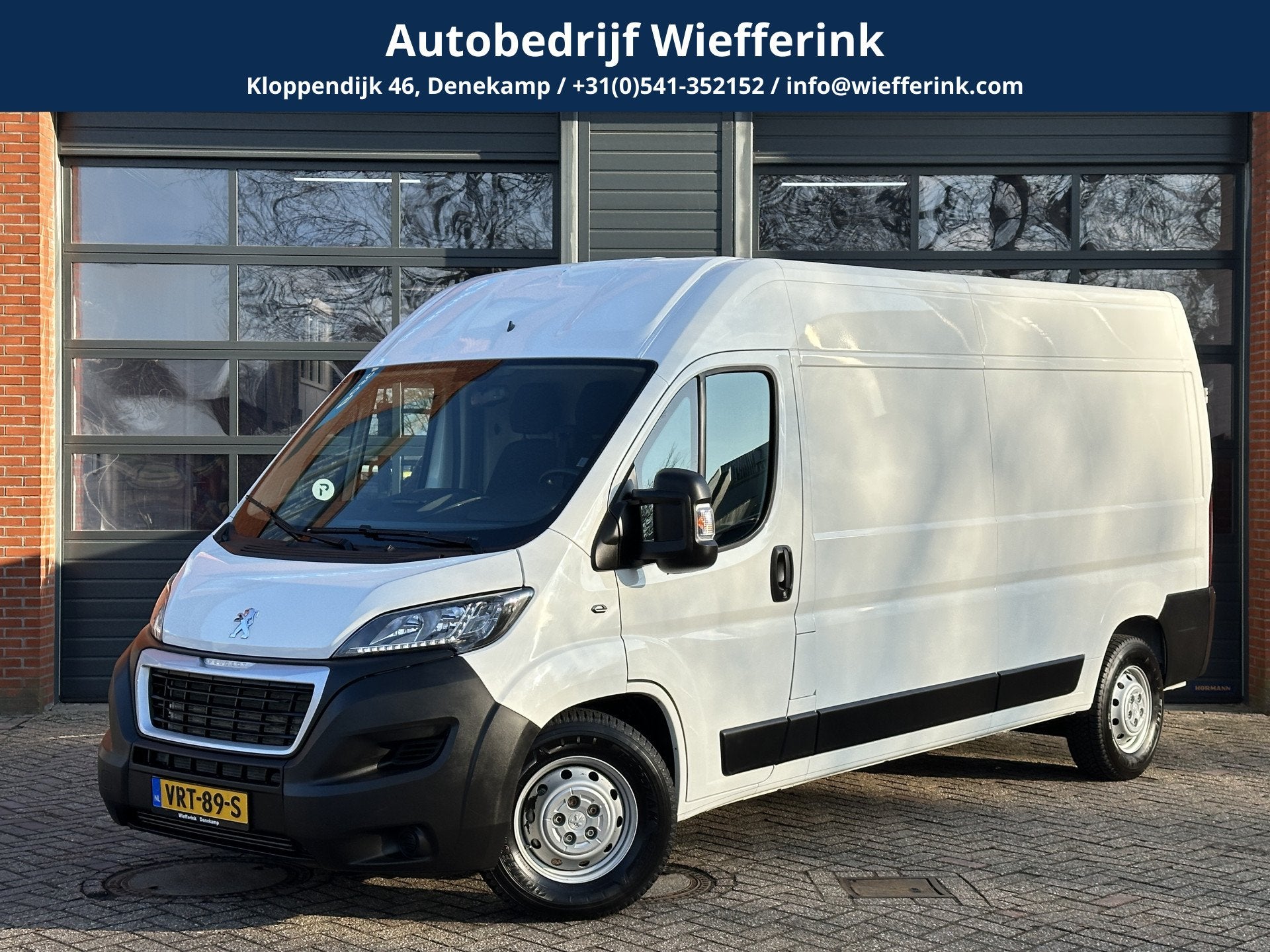 Peugeot e-Boxer 435 L3H2 Premium 70 kWh 136pk | Achteruitrij, Auto's, Bestelauto's, 12 maanden, Gebruikt, Zwart, Wit