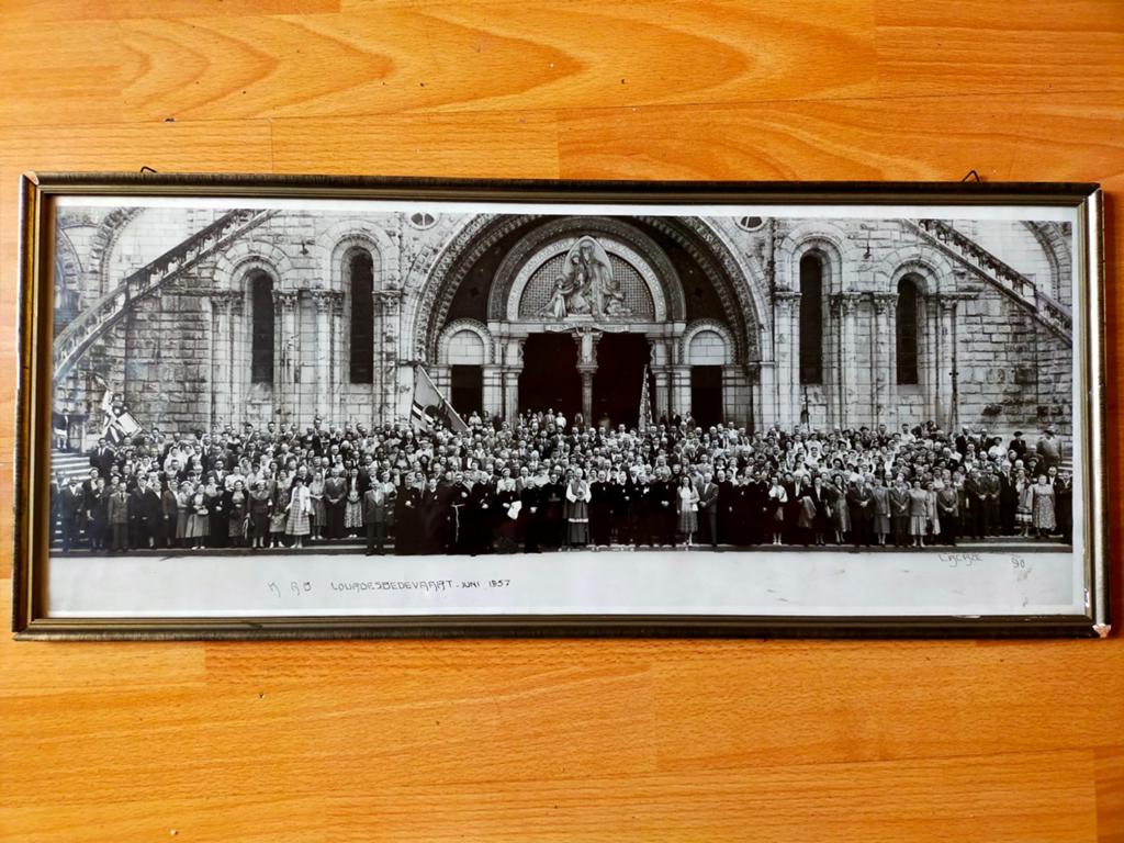 K.A.B.  Lourdesbedevaart juni 1957 - Panoramafoto 25 x 60 cm, Gebruikt, Foto, Ophalen of Verzenden, 1940 tot 1960