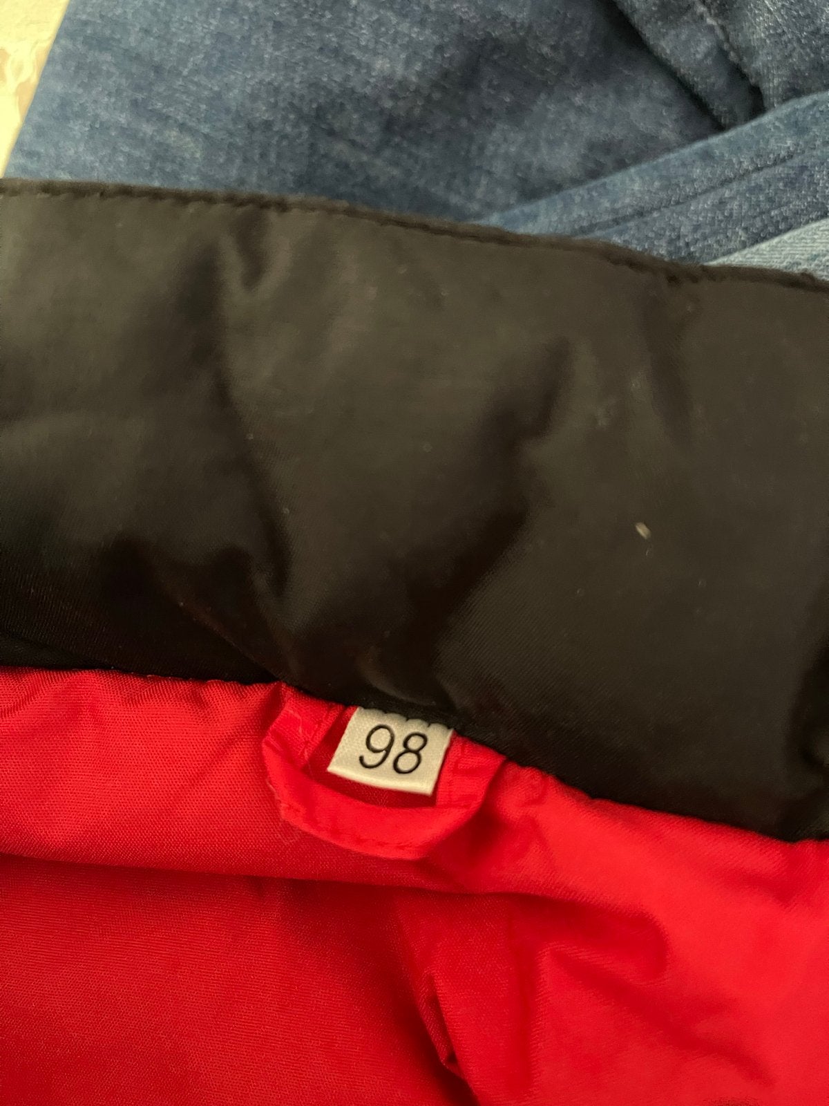 Rood-zwart skipak maat 98 voor kinderen, Kinderen en Baby's, Kinderkleding | Maat 98, Ophalen of Verzenden, Gebruikt, Jongen of Meisje