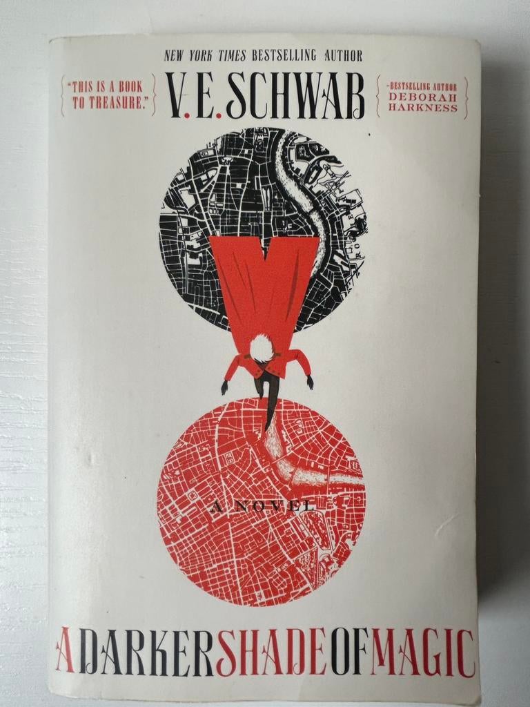 V.E. Schwab A darker shade of magic, Ophalen of Verzenden, Gelezen