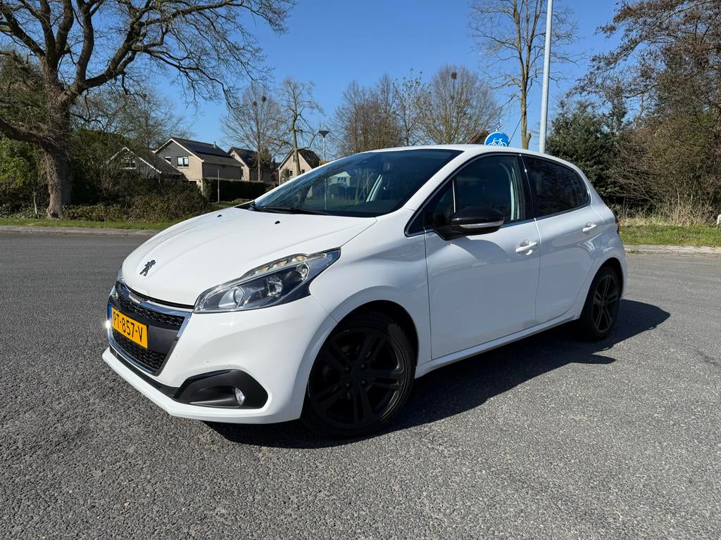 Peugeot 208 1.2 Puretech GT-Line  81KW Aut-6 2017 Wit, Bi-Xenon koplampen, Zwart, 1199 cc, Leder en Stof