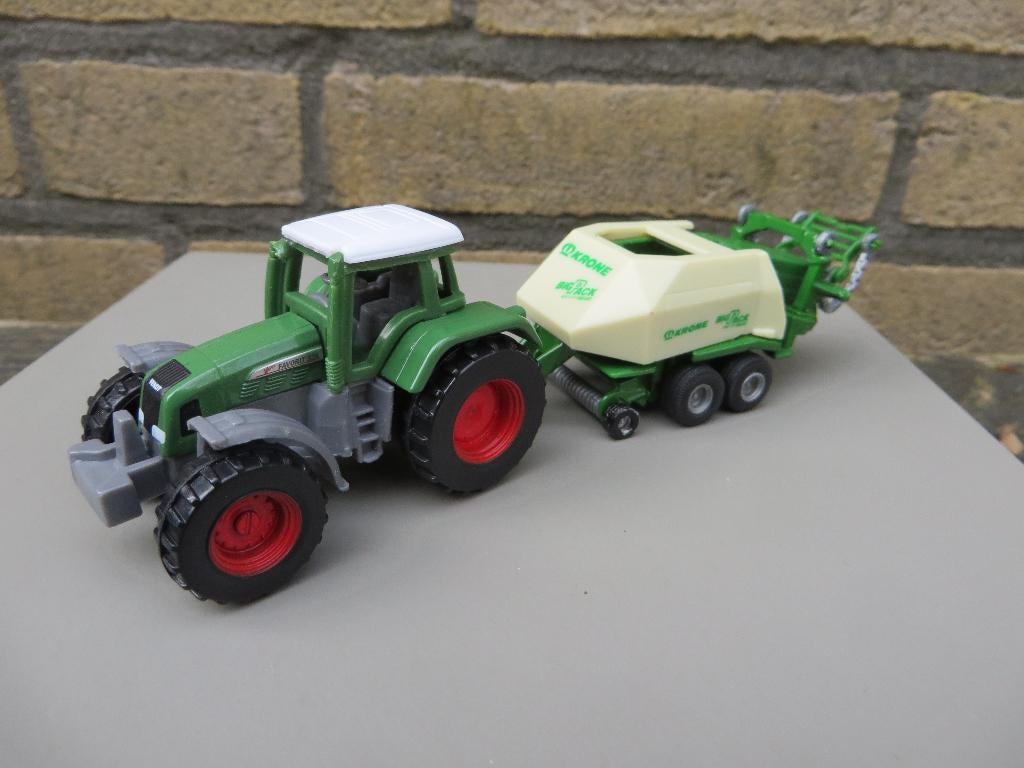 Siku Fendt Favorit 926 Vario tractor & Krone Balenpers, Ophalen of Verzenden, Zo goed als nieuw, Tractor of Landbouw