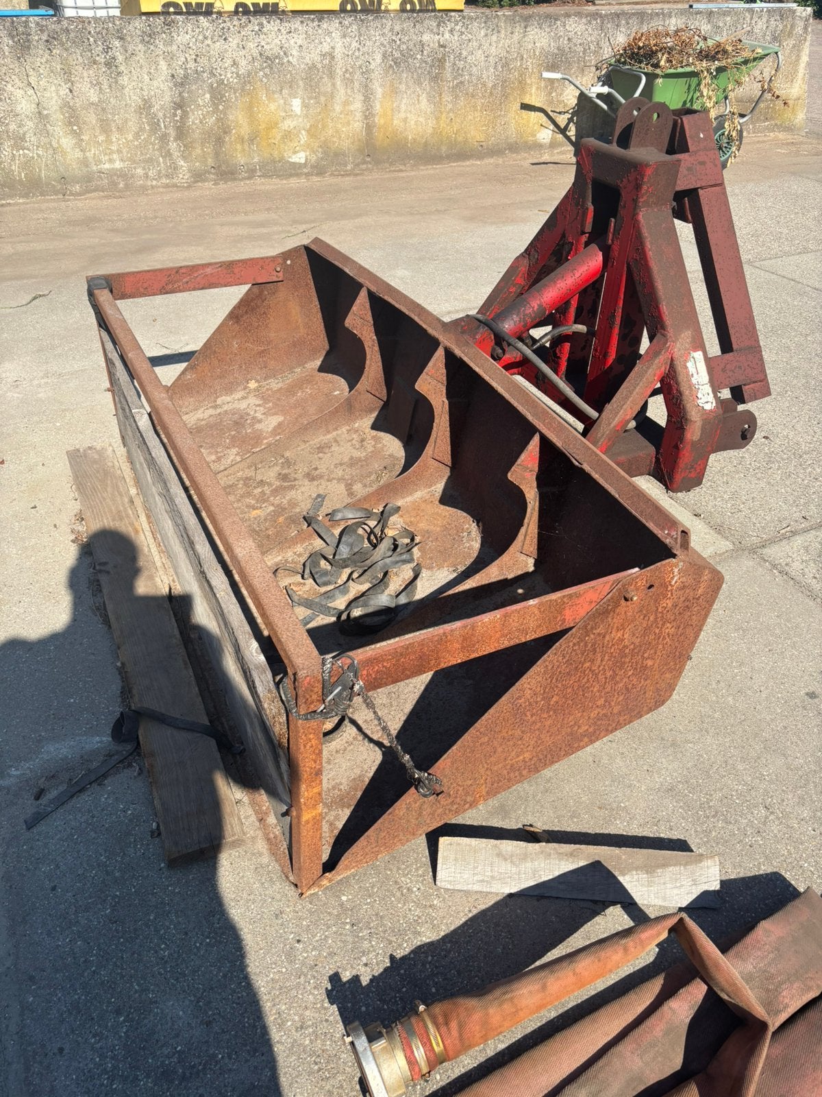 Grond bakje hydraulisch en accoord systeem . Te koop, Ophalen, Gebruikt, IJzer