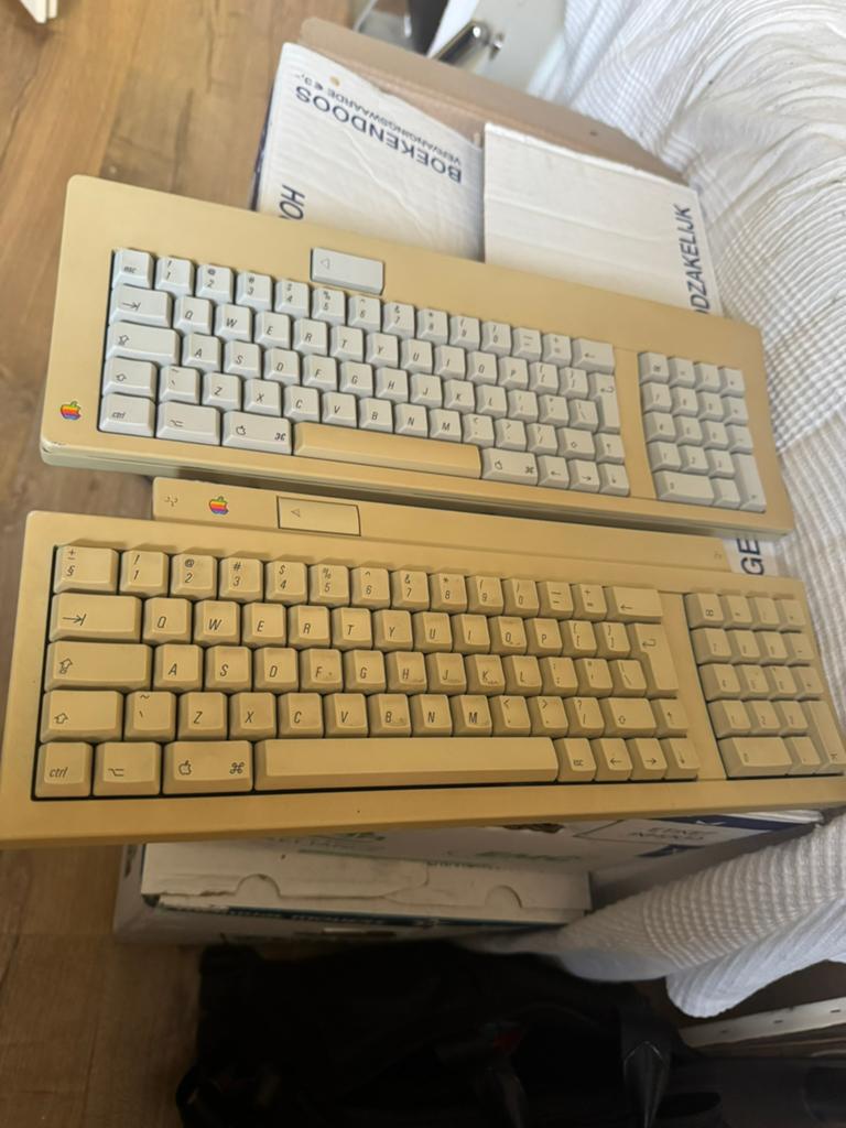 2 Apple toetsenborden, Computers en Software, Apple Desktops, Overige modellen, Minder dan 4 GB, Minder dan 2 Ghz, Ophalen of Verzenden