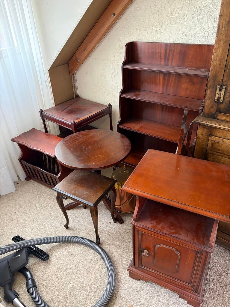 Diverse houten meubels: tafels, kastjes, boekenplank, Minder dan 50 cm, Gebruikt, Rond, Tot twee personen