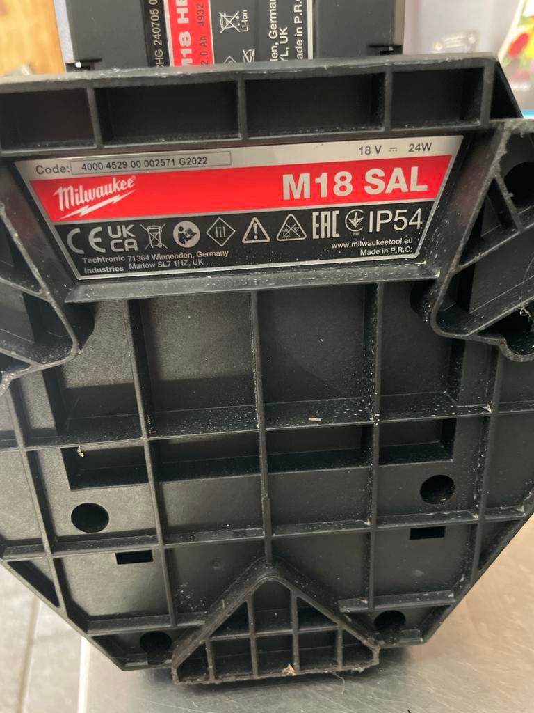 Milwaukee M18 SAL LED Bouwlamp met Statief - 24W, Doe-het-zelf en Verbouw, Bouwverlichting, Zo goed als nieuw, Lamp met armatuur