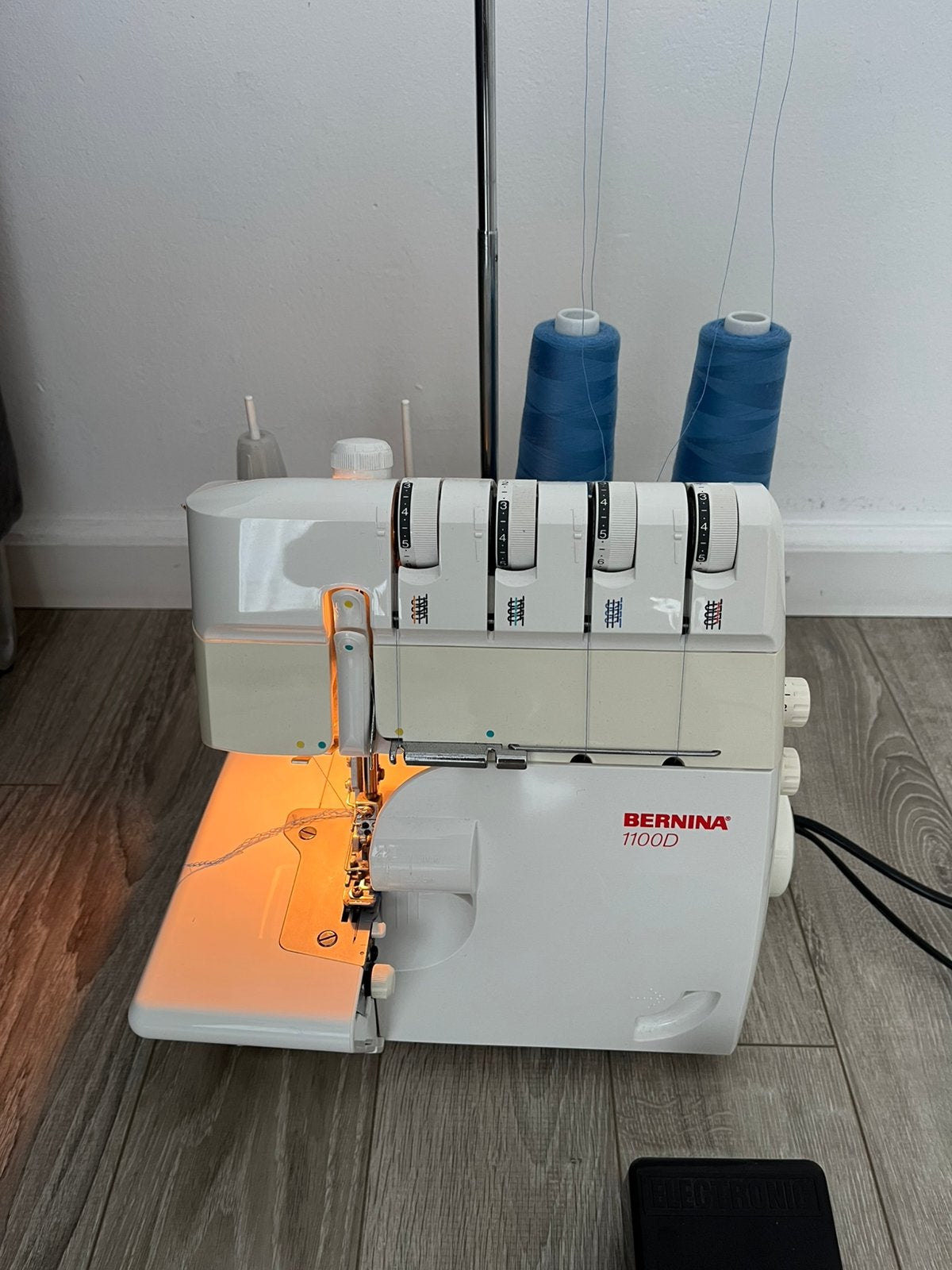 Bernina 1100 D Lockmachine, Ophalen, Zo goed als nieuw, Lockmachine, Bernina