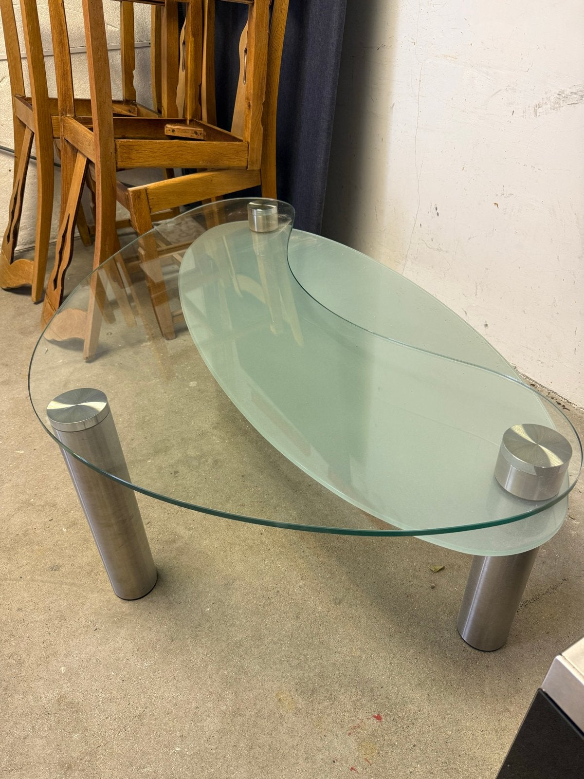 Moderne glazen salontafel met metalen poten, Ophalen, Gebruikt, 100 tot 150 cm, 50 tot 100 cm