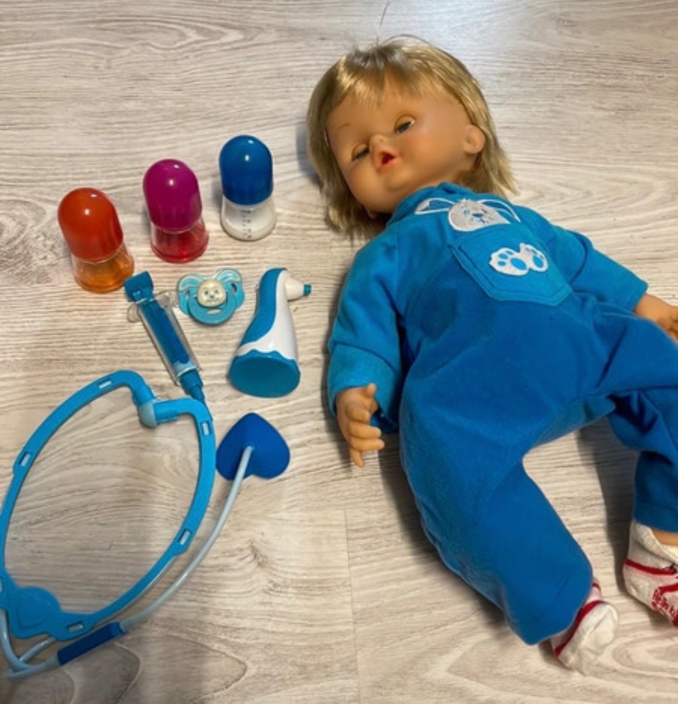 Babypop met doktersset en accessoires, Ophalen of Verzenden, Gebruikt, Babypop