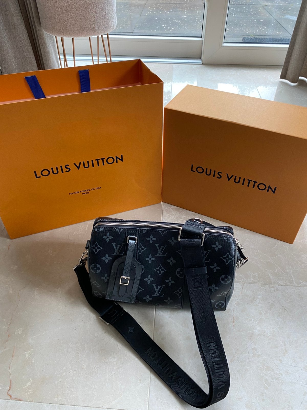 City Keepall Monogram Eclipse Louis Vuitton Tas, Sieraden, Tassen en Uiterlijk, Tassen | Schoudertassen, Overige merken, Zwart