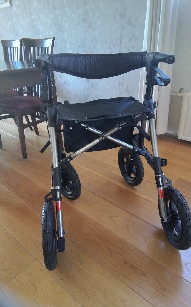 Rollator met luchtbanden zogoed als nieuw, Diversen, Rollators, Ophalen, Opvouwbaar, Zo goed als nieuw