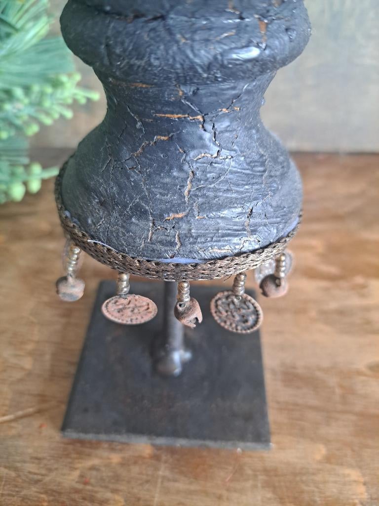 Houten ornament op ijzeren voet met bedeltjes, Huis en Inrichting, Woonaccessoires | Overige, Ophalen of Verzenden, X, X, X