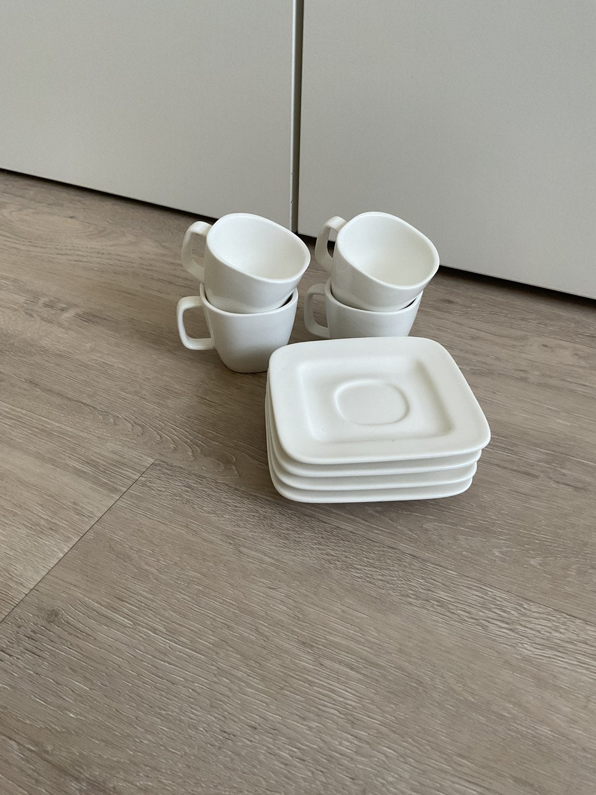 Set van 4 witte kopjes met schoteltjes, Huis en Inrichting, Keuken | Servies, Ophalen, Zo goed als nieuw, Modern, Kop(pen) en/of Schotel(s)