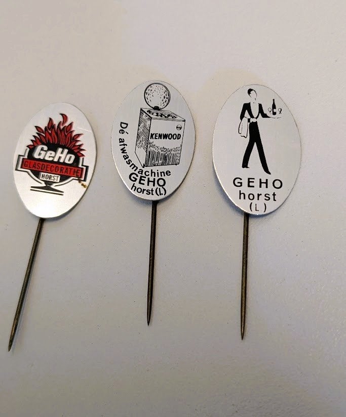 3 verschillende speldjes van GEHO Horst Limburg, Ophalen of Verzenden, Gebruikt, Overige onderwerpen, Speldje of Pin