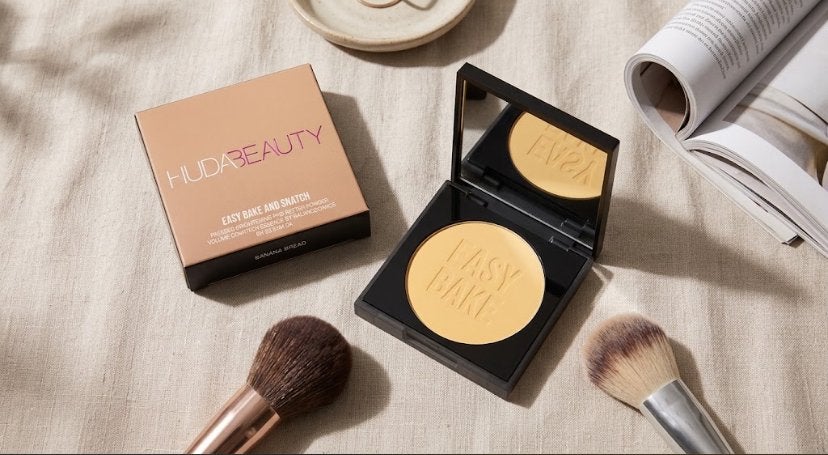 Huda Beauty Easy Bake and Snatch - Banana Bread, Ophalen, Overige kleuren, Gehele gezicht, Nieuw
