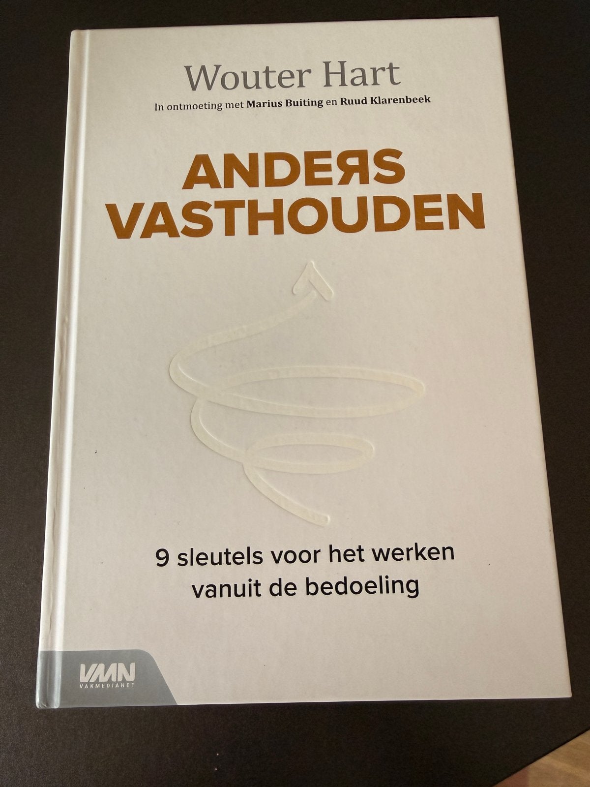 Anders Vasthouden - Wouter Hart (Zo goed als nieuw), Boeken, Ophalen of Verzenden, Zo goed als nieuw, Nederland