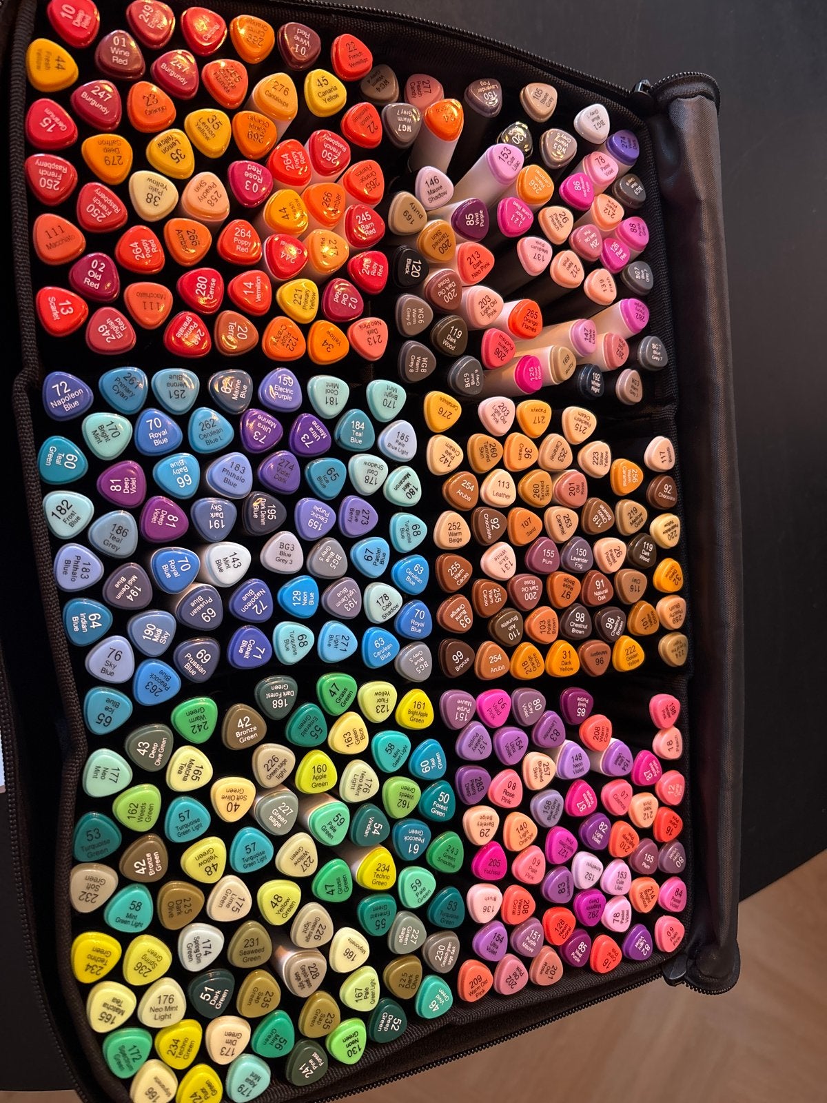 Decotime Twinmarkers Alcohol Markers - 200 kleuren, Hobby en Vrije tijd, Tekenen, Ophalen of Verzenden, Zo goed als nieuw, Potlood of Stift
