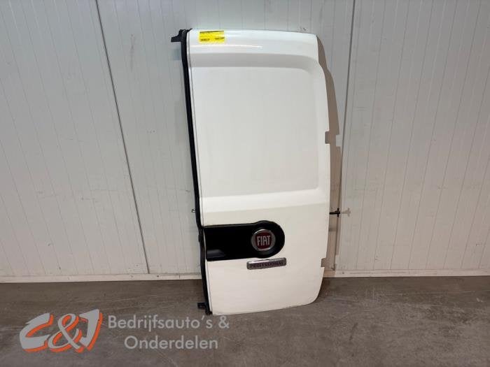Achterdeur Bus-Bestelauto van een Fiat Doblo