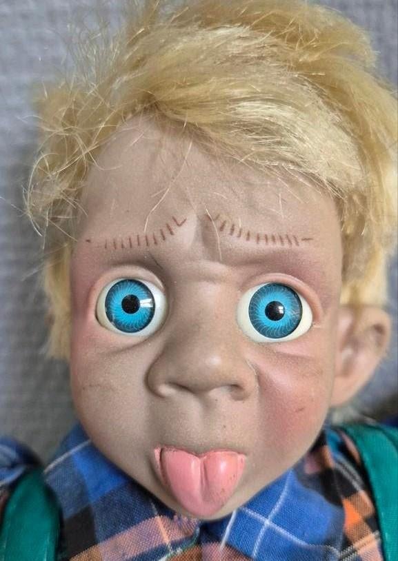 Vintage karakterpop schoffie expressie tong uitsteken mimiek, Verzamelen, Poppen, Ophalen of Verzenden, Gebruikt, Babypop