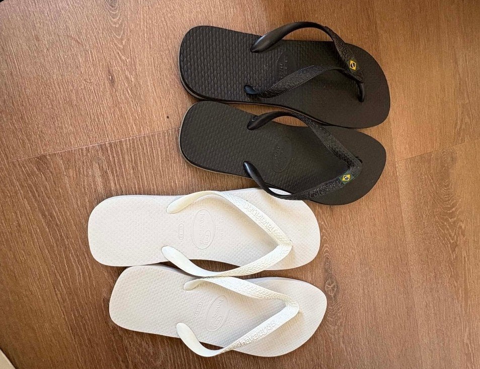 Witte en Zwarte badslippers in maat 42 ., Ophalen of Verzenden, Zo goed als nieuw