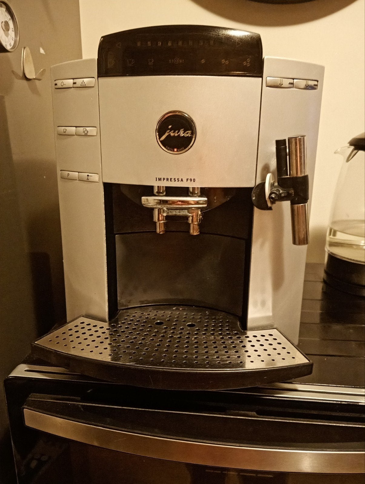Jura Impressa F90 Espresso Apparaat - Zilver/Zwart, Gebruikt, Espresso apparaat, 4 tot 10 kopjes, Afneembaar waterreservoir