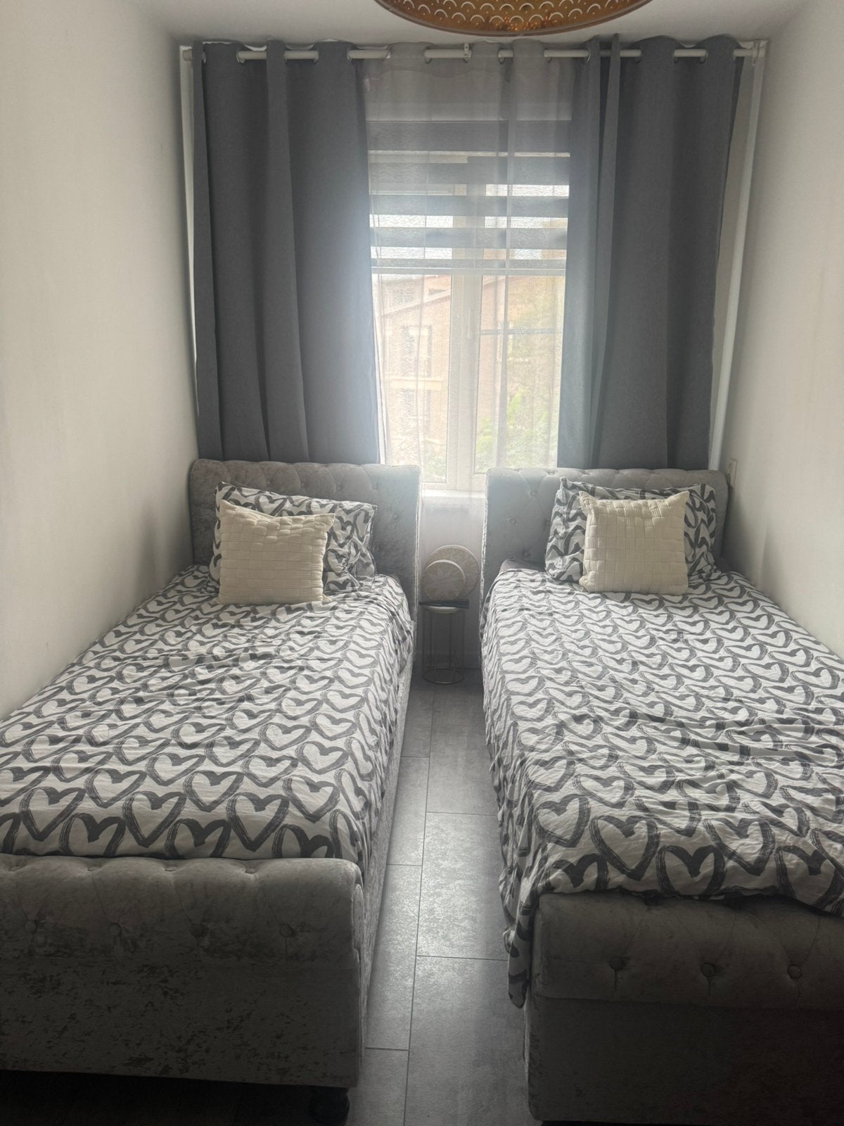 Mooie grijze bedden, Huizen en Kamers, Kamers te huur, Amsterdam