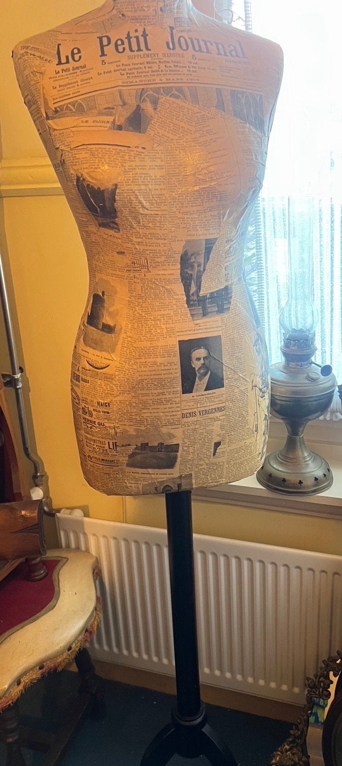 Vintage paspop met krantenpapier design, Ophalen