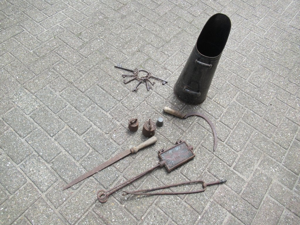 Antiek gereedschap kolenkit wafelijzer sikkel sabel sleutels, Ophalen of Verzenden