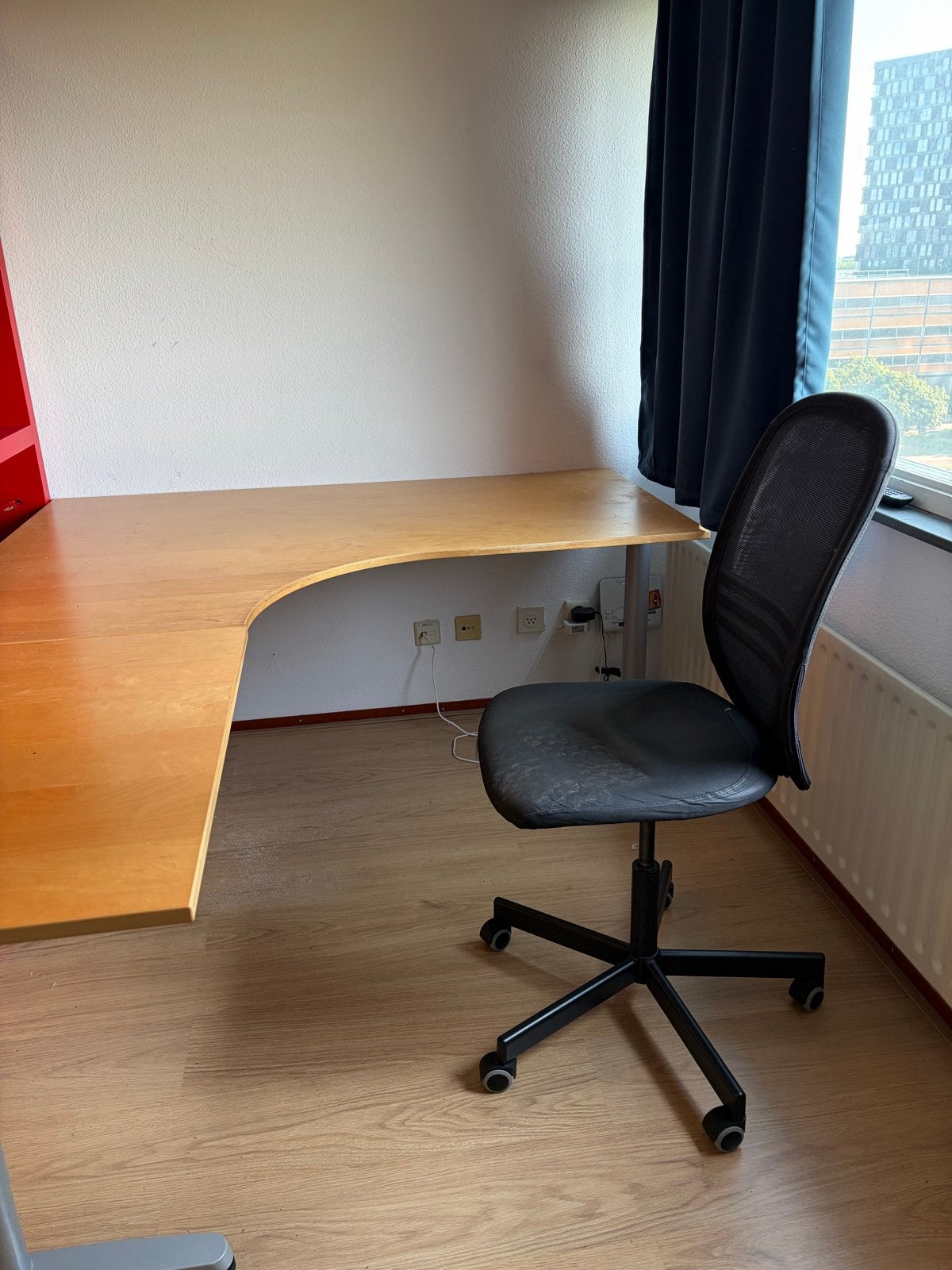 Hoekbureau van hout met zwarte bureaustoel, Huis en Inrichting, Ophalen, Gebruikt, Hout, Hoekbureau