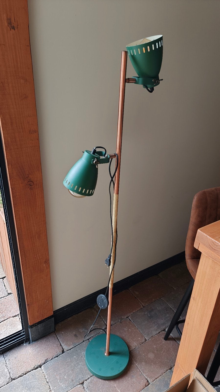 Groene vloerlamp met koperen accenten, vintage stijl, Huis en Inrichting, Lampen | Vloerlampen, Ophalen, Gebruikt, Vintage, Industrieel