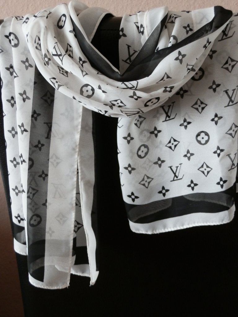 Louis Vuitton logo sjaal. Zijde., Ophalen of Verzenden, Zo goed als nieuw, Maat 46/48 (XL) of groter, Sjaal