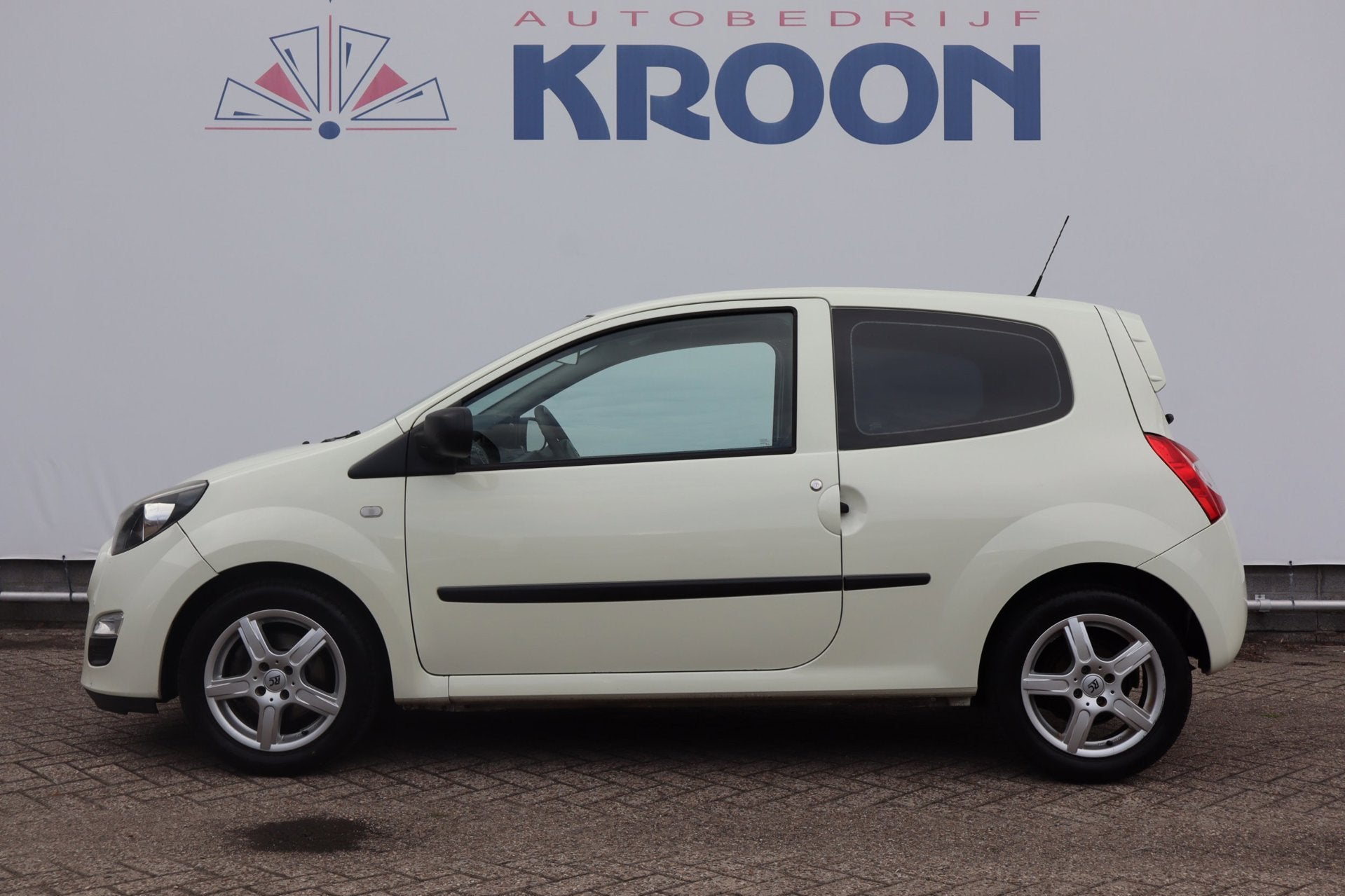 Renault Twingo 1.2 16V Authentique I APK t/m 02-09-2027!, Voorwielaandrijving, Gebruikt, Zwart, 4 cilinders