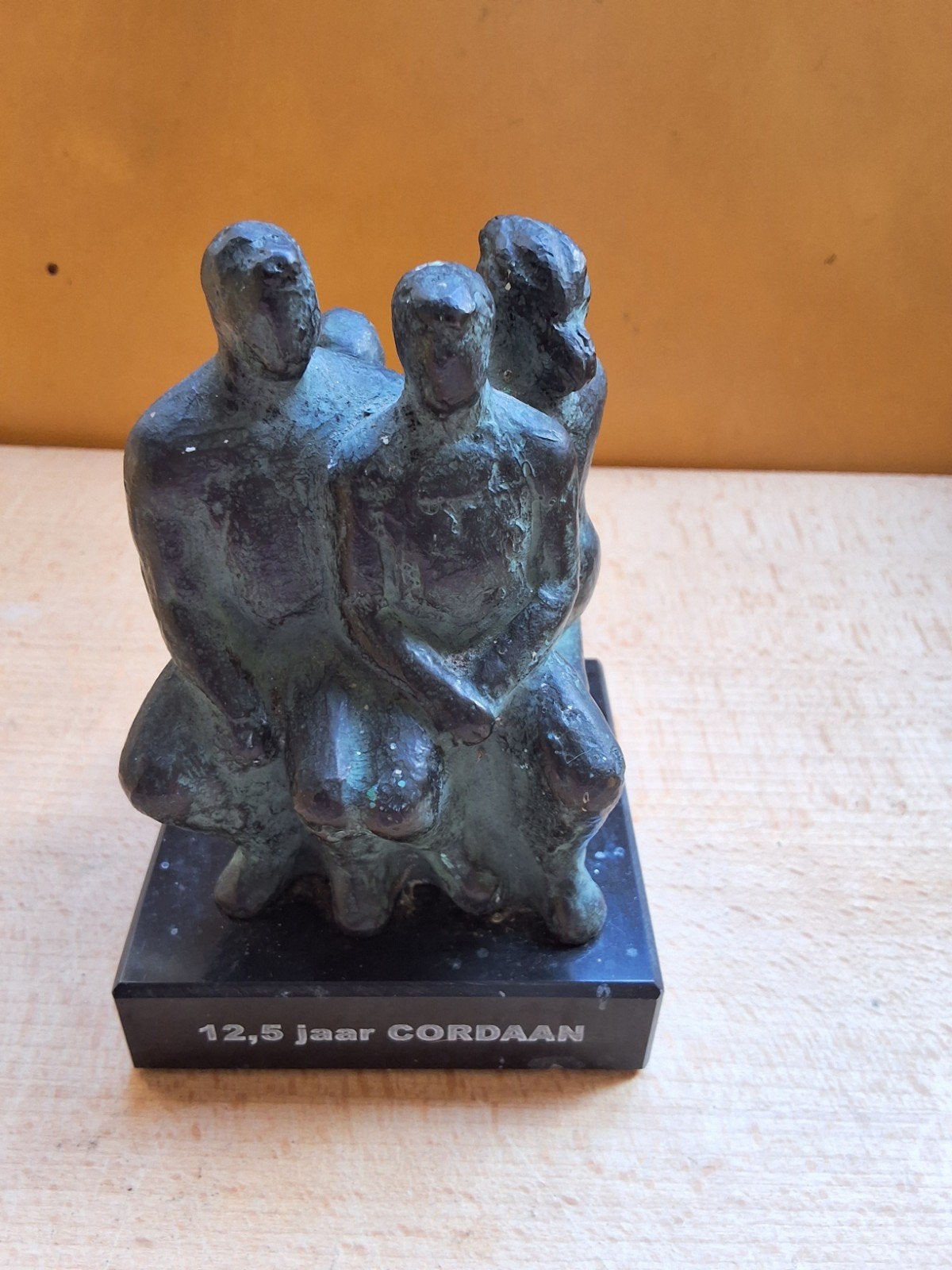 Bronzen beeld 'Familie' van Karin Beek op marmeren sokkel, Groep mensen, Minder dan 20 cm, Ophalen of Verzenden, Brons