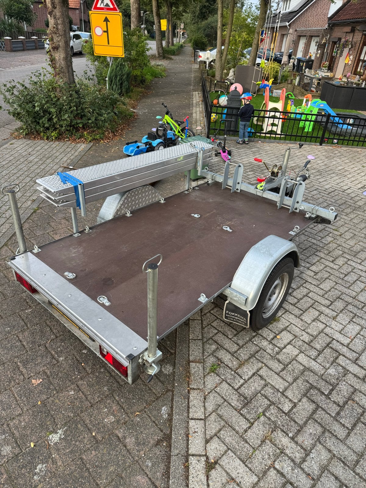 Robuuste Hapert motoraanhanger met lier en oprijplaten, Ophalen, Gebruikt