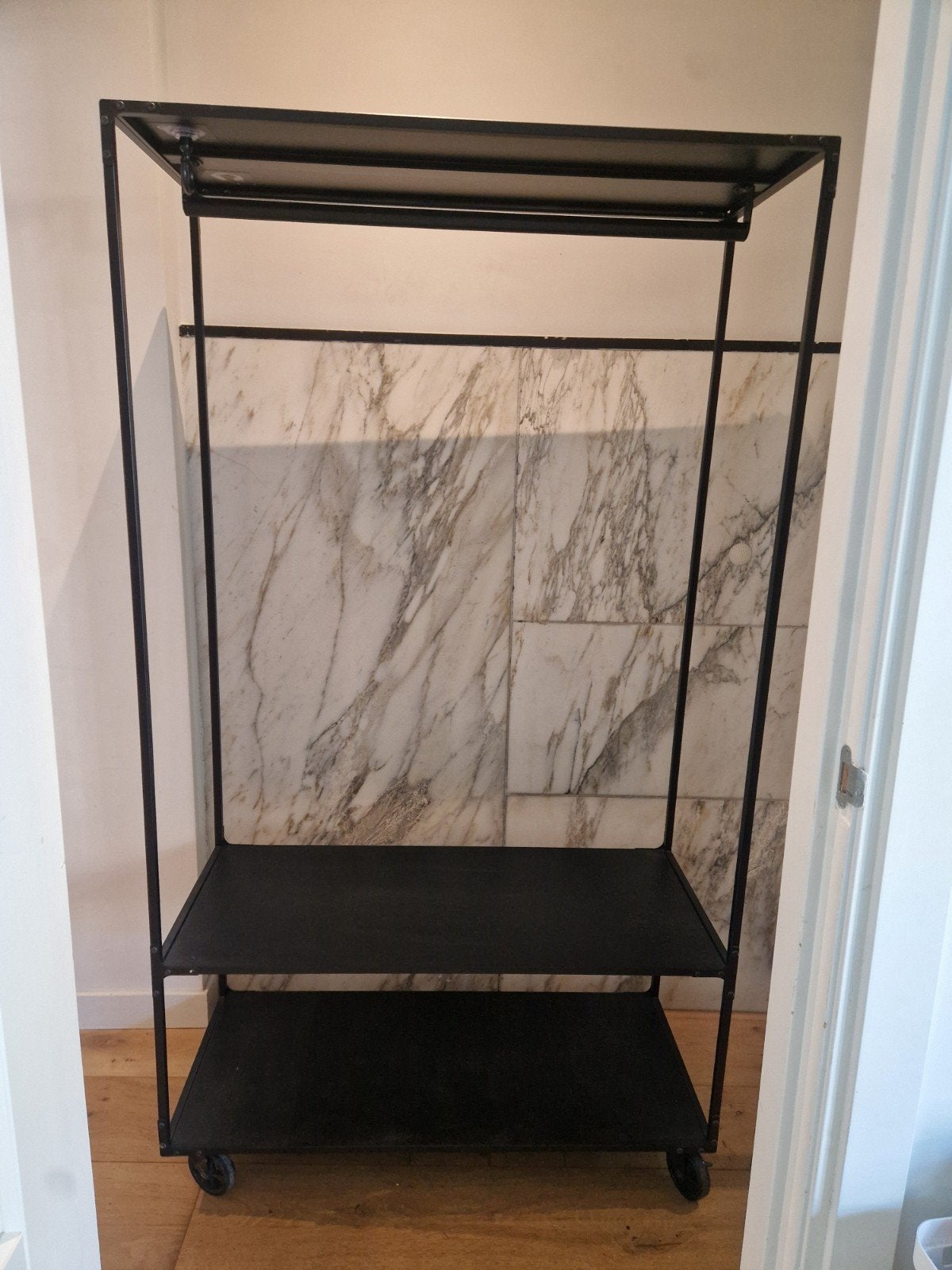 Kledingrek met planken en wielen - 100x180x43 cm, Ophalen, Met wielen, Gebruikt