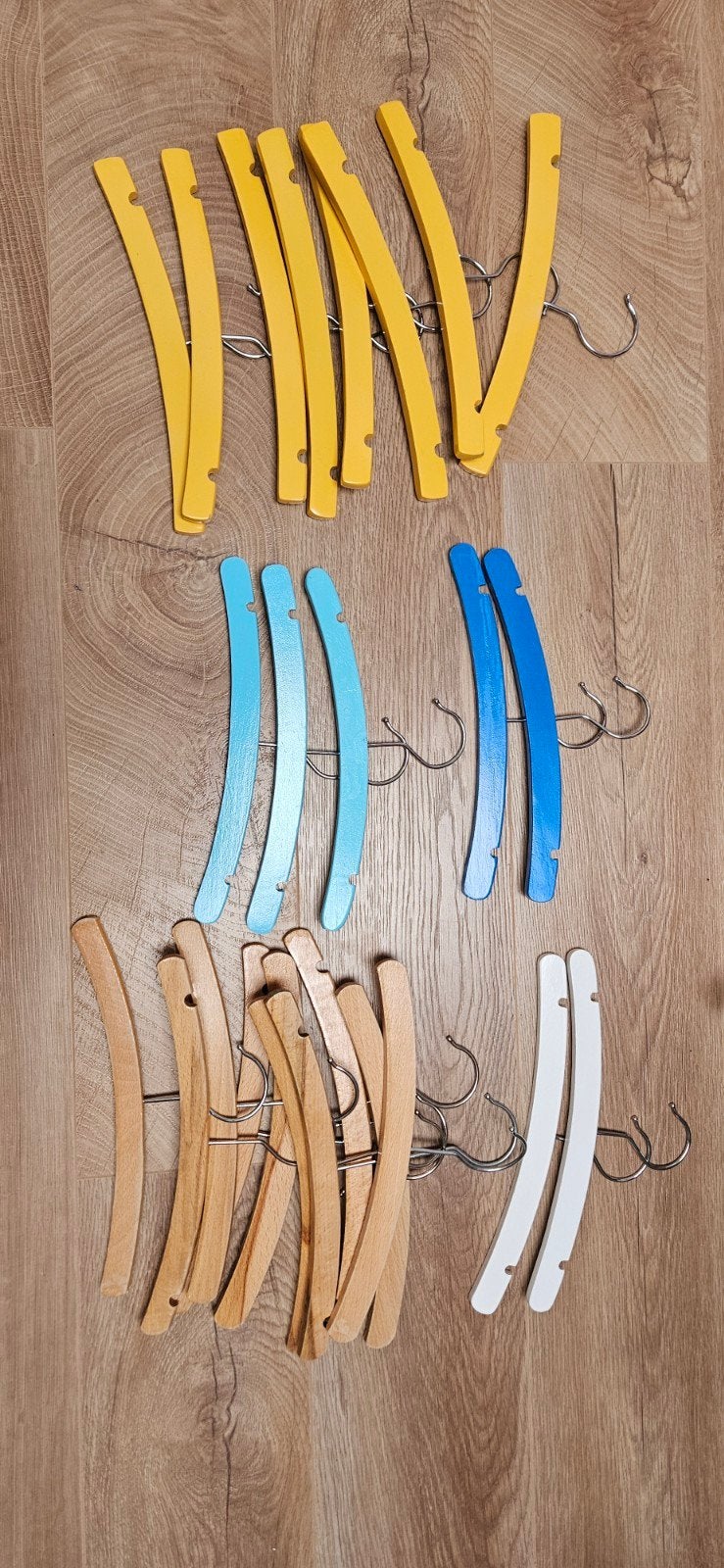 Kleurrijke Houten baby Kledinghangers - Diverse Kleuren, Ophalen of Verzenden, Gebruikt
