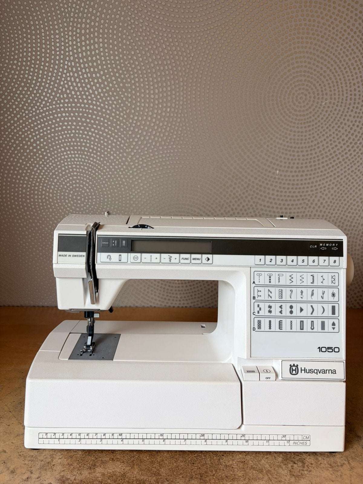 NAAIMACHINE HUSQVARNA 1050 IN ZEER NETTE STAAT, Ophalen of Verzenden, Zo goed als nieuw, Naaimachine, Husqvarna